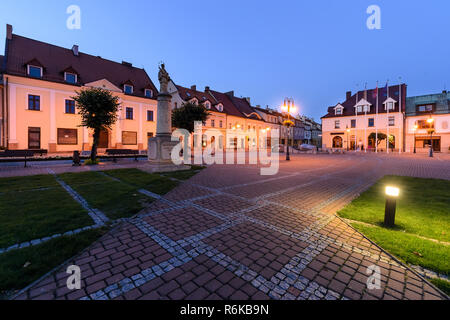 Centro di Zory dopo il tramonto. La Polonia, l'Europa. Foto Stock