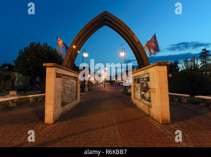 Zory, Polonia - Settembre 2017: l'arco in Zory dopo il tramonto. La Polonia, in Europa nel mese di settembre 2017 Foto Stock