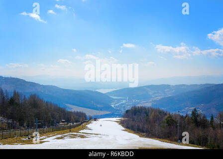 Vista da Zar montagna nella giornata di sole. La Polonia. L'Europa. Foto Stock