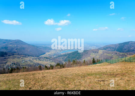 Vista da Zar montagna nella giornata di primavera. La Polonia. L'Europa. Foto Stock