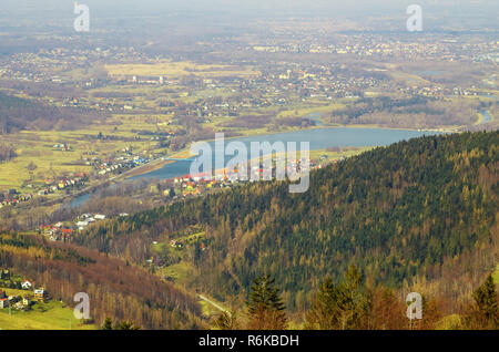 Vista da Zar montagna sull'insediamento nella giornata di primavera. La Polonia. L'Europa. Foto Stock