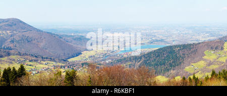 Vista da Zar montagna sull'insediamento nella giornata di primavera Foto Stock