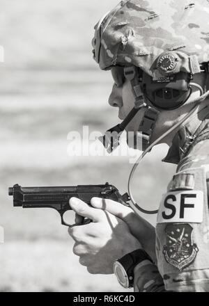 Tech. Sgt. Kyle Douglas, 91 delle forze di sicurezza gruppo NCO in carica della sicurezza fisica, si prepara a fuoco un M9 pistola a Camp Grafton, N.D., 4 maggio 2017. Il Global Strike Team Challenge ha sparato il M9 e M4 in una varietà di posizioni e di situazioni per prepararsi alla concorrenza. Foto Stock