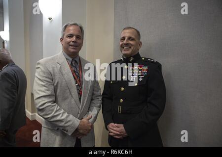 Robert D. Hogue, sinistra, consulente per il Comandante del Marine Corps, posa per una foto con gli Stati Uniti Marine Corps Lt. Gen. Michael G. Dana, destra, vice comandante, impianti e logistica, durante un ricevimento prima di una serata parade presso caserma marini Washington, Washington, 19 maggio 2017. Serata di sfilate vengono mantenuti come un mezzo di onorare gli alti funzionari, illustri cittadini e sostenitori del Marine Corps. Foto Stock