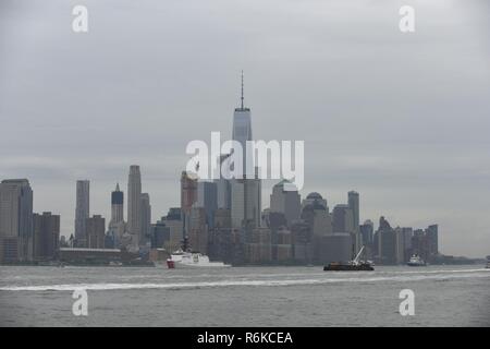 NEW YORK - Guardacoste Hamilton, un 418-piede di Sicurezza Nazionale homeported fresa a Charleston, Carolina del Sud, transita oltre la torre di libertà durante il 2017 Settimana della flotta New York sfilata di navi su 24 Maggio, 2017. Quest anno segna il 29 anno per New York City time-onorato festa del mare servizi. Foto Stock