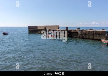 Ribeira Brava, Madeira, Portogallo - 18 Aprile 2018: Vew del litorale della Ribeira Brava sull' isola di Madeira. Portogallo Foto Stock