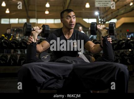 Sgt. 1. Classe Jason Lee, U.S. La riserva di esercito soldato da il duecentesimo della polizia militare di comando e un certificato Master Fitness Trainer, mostra il corretto modulo in sollevamento pesi ad un gruppo di soldati che partecipano in una performance di Terna programma organizzato da lui, ospitato su Fort Meade, Maryland, 12 maggio 2017. Le tre settimane di programma di fitness ha avuto luogo da maggio 5-25 per aiutare i soldati che non avevano l'esercito Fitness fisico o di prova era stata l esercito il grasso corporeo programma di composizione. Il camp incentrata sulla triade globale della salute: fisica, nutrizione e dormire, fornendo istruzione e pers Foto Stock