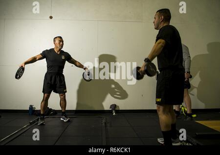 Sgt. 1. Classe Jason Lee, U.S. La riserva di esercito soldato da il duecentesimo della polizia militare di comando e un certificato Master Fitness Trainer, sollevare i pesi con un gruppo di soldati che partecipano in una performance di Terna programma organizzato da lui, ospitato su Fort Meade, Maryland, 12 maggio 2017. Le tre settimane di programma di fitness ha avuto luogo da maggio 5-25 per aiutare i soldati che non avevano l'esercito Fitness fisico o di prova era stata l esercito il grasso corporeo programma di composizione. Il camp incentrata sulla triade globale della salute: fisica, nutrizione e dormire, fornendo formazione e coaching personalizzato per Foto Stock