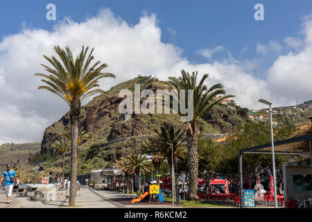 Ribeira Brava, Madeira, Portogallo - 18 Aprile 2018: Vew del litorale della Ribeira Brava sull' isola di Madeira. Portogallo Foto Stock