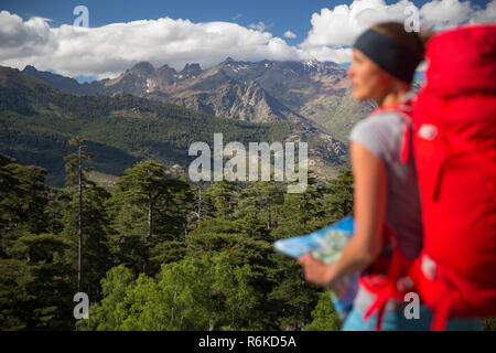 Piuttosto, femmina escursionista in alta montagna imballaggio il suo zaino Foto Stock