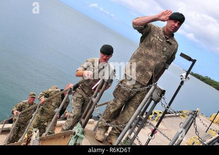 Senior consulenti arruolato frequentando l'associazione dell'esercito degli Stati Uniti di 2017 LANPAC Simposio e esposizione, ha visitato la base comune perla Harbor-Hickam 24 maggio 2017 e ha ricevuto un tour della logistica nave di supporto, CW3 Harold C. Clinger, dai membri del Teatro 8 Supporto comando e U.S. Pacifico esercito. LANPAC è un mondo di classe, evento internazionale per mettere in evidenza il ruolo delle forze terrestri in Indo-Asia-teatro pacifico e i loro contributi alla forza comune di pace e di guerra. La posizione strategica di Hawaii riunisce il governo e i rappresentanti del settore dai nostri alleati Foto Stock