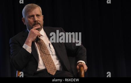 NEWPORT, R.I. (16 maggio 2017) Karl Marlantes, un Marine Corps veterano, colloqui negli Stati Uniti. Guerra navale studenti, docenti e facoltà circa Marlantes' esperienze e osservazioni circa la guerra del Vietnam. Marlantes ha parlato di come ci si può preparare meglio i nostri organi di servizio per gli aspetti psicologici e spirituali della guerra. Egli ha anche affrontato gli orrori della guerra e il suo tempo in Vietnam dove ha vissuto intensi combattimenti come pure la sua vita dopo la guerra e il superamento di disordine da stress post-traumatico e come ha influenzato la sua vita. La presentazione è stata la parte finale di una tre-parte etica lecture series Foto Stock