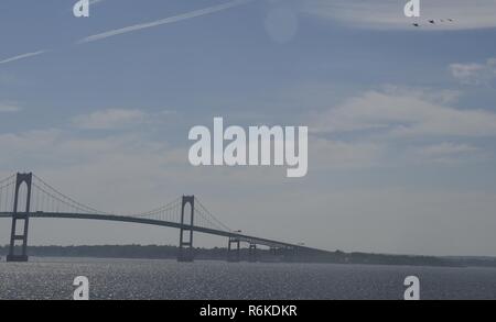 NEWPORT, R.I (18 maggio 2017) F/A-18 calabroni assegnato a Strike Fighter Squadron (VFA) 106 fuori della Naval Air Station Oceana, Va., condurre un cavalcavia a Newport, Rhode Island. Durante la loro visita a Newport, VFA-106 ha preso parte a un air show al punto Quonset Air National Guard Station. Come la costa orientale di sostituzione della flotta, Squadron VFA-106's missione è il treno FA-18 equipaggi di ricambio per sostenere gli impegni della flotta. Foto Stock