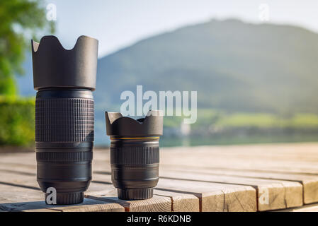 Lenti della fotocamera foto in piedi in fila. Teleobiettivo zoom lens e obiettivo grandangolare con lunghezza focale fissa da fotocamera reflex digitale Foto Stock