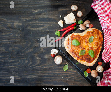 La pizza margherita a forma di cuore Foto Stock