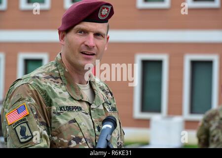 U. S. esercito paracadutista Lt. Col. Michael F. Kloepper, comandante uscente del 2° Battaglione, 503rd Reggimento di Fanteria, 173rd Brigata Aerea, parla durante la modifica del comando cerimonia alla Caserma del Din a Vicenza, Italia, 24 maggio 2017. Il 173rd Brigata Aerea, con sede in Vicenza, Italia, è l'esercito di contingenza Forza di risposta in Europa ed è in grado di proiettare le forze per condurre la piena gamma delle operazioni militari su tutto il territorio degli Stati Uniti, europeo centrale e comandi Africa aree di responsabilità. Foto Stock