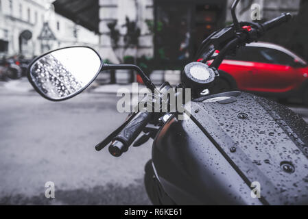 Moto nero parcheggiato sulla strada della citta'. Colore selettivo foto Foto Stock