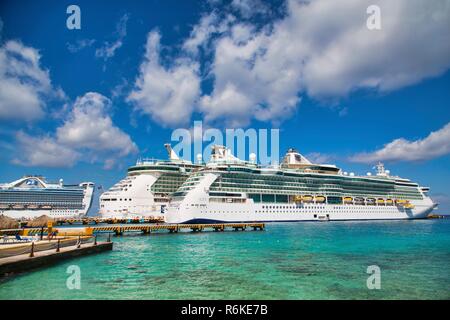 Tre navi da crociera in Cozumel ancorata in Aqua acqua del Mar dei Caraibi Foto Stock