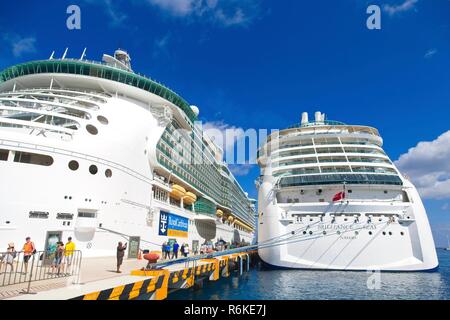 I turisti la scortecciatura due Royal Caribbean navi ancorate in Cozumel, Messico Foto Stock