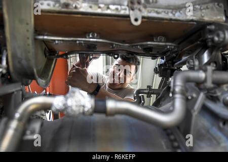 Senior Airman Eric Margoto esegue le operazioni di manutenzione sul motore di coda di una KC-10 Extender a base comuneGuire-Dix Mc-Lakehurst, New Jersey, il 24 maggio 2017. Guasto dei sistemi di rivelazione incendio nel motore di coda sono stati sostituiti. Foto Stock