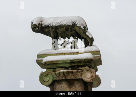 Inverno a Roma. Il leggendario Lupo capitolino con Royal Twins, simbolo della città, sulla sommità del colle del Campidoglio, coperto di neve. Foto Stock