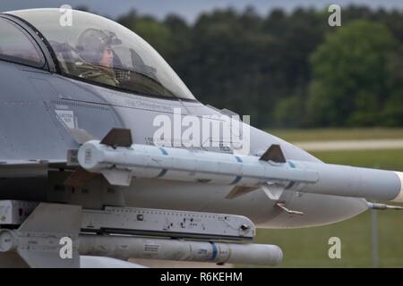 Una maglia nuova Guardia Nazionale F-16C si prepara per il decollo durante tre giorni di controllo Aeropsace Alert CrossTell live-fly esercitazione a Atlantic City Air National Guard Base, N.J., 24 maggio 2017. I rappresentanti della Air National Guard fighter ali, Civil Air Patrol, E DEGLI STATI UNITI Coast Guard ad ala rotante intercettano aria unità verranno effettuare giornalmente sortite da maggio 23-25 per perfezionare le loro competenze a livello tattico aria-intercettare le procedure. Foto Stock