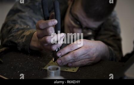 Airman 1. Classe Kevin McGeary, 92squadrone Manutenzione aeromobili manutenzione strutturale artigiano, conduce una vite di scarico piastra a dado sostituzione su un non-flush patch Maggio 10, 2017, Fairchild Air Force Base, nello Stato di Washington Un problema frequente la lamiera shop volti è la corrosione. Quando l'umidità si accumula nelle diverse aree del piano provoca la corrosione che danneggia il piano e quando viene esposta per un periodo di tempo sufficientemente lungo per fa sì che il metallo di crack. Foto Stock