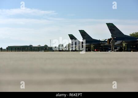 Avieri assegnati per il centottantesimo Fighter Wing, Ohio Air National Guard, a piedi la Flightline a Kecskemet Air Base, Ungheria, alla ricerca di eventuali oggetti estranei o residui che potrebbero potenzialmente danneggiare il F-16 jet da combattimento se ingerito nel motore. Circa 150 aviatori e otto F-16 jet da combattimento dal 180FW ha viaggiato per la base aerea di partecipare al diffusore di carico 17, a due settimana ungherese-led esercizio multinazionale focalizzata sul miglioramento della capacità di interoperabilità e delle competenze tra alleati NATO e partner europeo forze aeree conducendo operazioni congiunte e le difese di aria per mantenere il comune di Rea Foto Stock