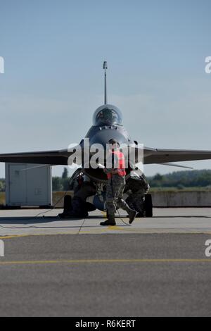 Carico di armi i membri dell'equipaggio assegnati alla Ohio Air National Guard il centottantesimo Fighter Wing, condurre una armi preflight ispezione prima di un allenamento sorite a Kecskemet Air Base in Ungheria, 25 maggio 2017. Otto F-16C Fighting Falcons dal centottantesimo Fighter Wing, Ohio Air National Guard, defunti durante le prime ore del mattino di maggio 20,in rotta per Kecskemet Air Base, Ungheria. Più di 150 aviatori da 180FW parteciperà in esercizio diffusore di carico 17 all'aria ungherese di base dal 22 maggio al 9 giugno 2017. Diffusore di carico è un ungherese Air Force-led, multinazionale battenti esercizio tra la NATO Foto Stock