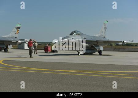 Carico di armi i membri dell'equipaggio assegnati alla Ohio Air National Guard il centottantesimo Fighter Wing, condurre una armi preflight ispezione prima di un allenamento sorite a Kecskemet Air Base in Ungheria, 25 maggio 2017. Otto F-16C Fighting Falcons dal centottantesimo Fighter Wing, Ohio Air National Guard, defunti durante le prime ore del mattino di maggio 20,in rotta per Kecskemet Air Base, Ungheria. Più di 150 aviatori da 180FW parteciperà in esercizio diffusore di carico 17 all'aria ungherese di base dal 22 maggio al 9 giugno 2017. Diffusore di carico è un ungherese Air Force-led, multinazionale battenti esercizio tra la NATO Foto Stock