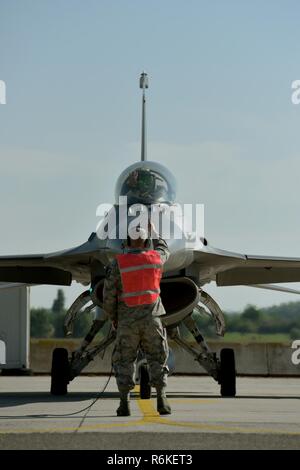 Carico di armi i membri dell'equipaggio assegnati alla Ohio Air National Guard il centottantesimo Fighter Wing, condurre una armi preflight ispezione prima di un allenamento sorite a Kecskemet Air Base in Ungheria, 25 maggio 2017. Otto F-16C Fighting Falcons dal centottantesimo Fighter Wing, Ohio Air National Guard, defunti durante le prime ore del mattino di maggio 20,in rotta per Kecskemet Air Base, Ungheria. Più di 150 aviatori da 180FW parteciperà in esercizio diffusore di carico 17 all'aria ungherese di base dal 22 maggio al 9 giugno 2017. Diffusore di carico è un ungherese Air Force-led, multinazionale battenti esercizio tra la NATO Foto Stock