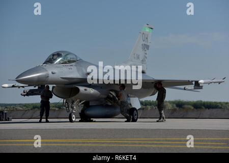 Carico di armi i membri dell'equipaggio assegnati alla Ohio Air National Guard il centottantesimo Fighter Wing, condurre una armi preflight ispezione prima di un allenamento sorite a Kecskemet Air Base in Ungheria, 25 maggio 2017. Otto F-16C Fighting Falcons dal centottantesimo Fighter Wing, Ohio Air National Guard, defunti durante le prime ore del mattino di maggio 20,in rotta per Kecskemet Air Base, Ungheria. Più di 150 aviatori da 180FW parteciperà in esercizio diffusore di carico 17 all'aria ungherese di base dal 22 maggio al 9 giugno 2017. Diffusore di carico è un ungherese Air Force-led, multinazionale battenti esercizio tra la NATO Foto Stock