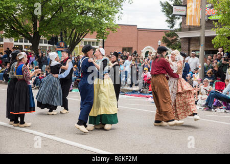 Holland, Michigan, Stati Uniti-5/14/2017: gruppo di stile Dutch​ ballerini con zoccoli di eseguire durante una parata nel centro di Holland, Michigan. Foto Stock