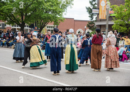 Holland, Michigan, Stati Uniti-5/14/2017: gruppo di stile Dutch​ ballerini con zoccoli di eseguire durante una parata nel centro di Holland, Michigan. Foto Stock