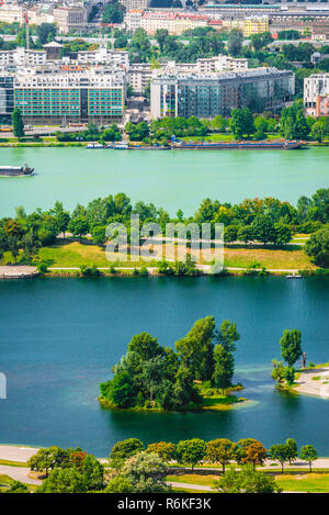 Il fiume Danubio e il nuovo canale del Danubio con diversi colori di acqua in Vienna Foto Stock