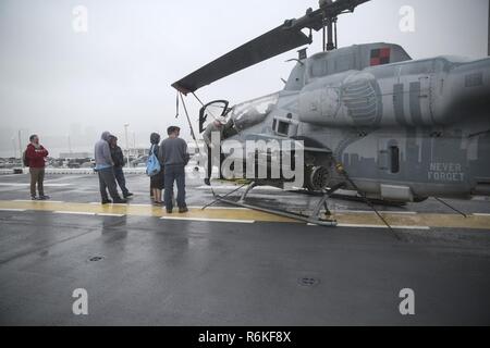 Visitatori tour il ponte di volo della USS Kearsarge (LHD-3) durante la settimana della flotta di New York, 25 maggio 2017. Stati Uniti Marines, marinai e la costa guardie sono a New York per interagire con il pubblico e dimostrare le funzionalità e insegnare alla gente di New York circa l'America servizi marittimi. Foto Stock