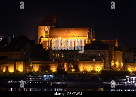 Torun torreggiante cattedrale sulla città vicino alla banca del fiume Vistola Foto Stock