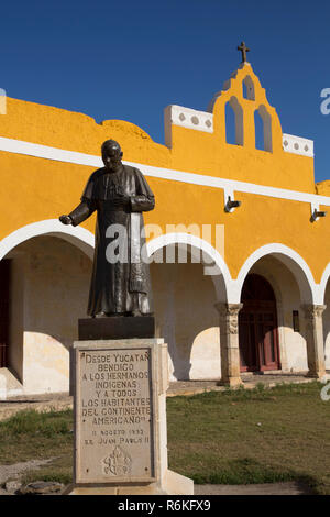 Statua di Giovanni Paolo II, del convento di San Antonio de padova, completato 1561, Izamal, Yucatan, Messico Foto Stock