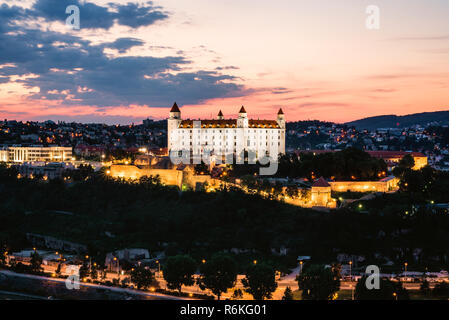Il castello di Bratislava dopo il tramonto. Bratislava, Slovacchia Foto Stock