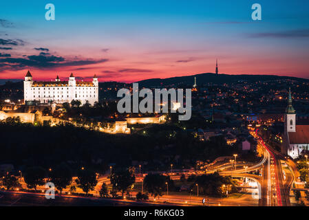 Panorama notturno della città di Bratislava. Paesaggio con il castello di Bratislava, dopo il tramonto. La città capitale della Slovacchia Foto Stock