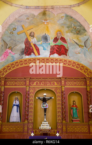 Altare (Retablo) con affreschi originali, Chiesa di Santiago Apostol, fondata nel XVII secolo, Dzan, Yucatan, Messico Foto Stock