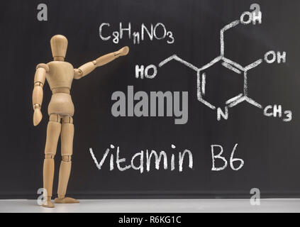 Bambola insegna articolato in una lavagna la composizione chimica della vitamina B6, immagine concettuale Foto Stock