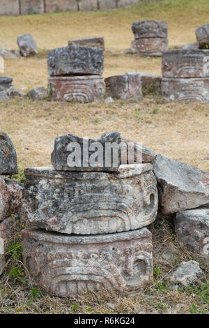 Pietre scolpite, Kabah sito archeologico, rovine Maya, Stile Puuc, Yucatan, Messico Foto Stock