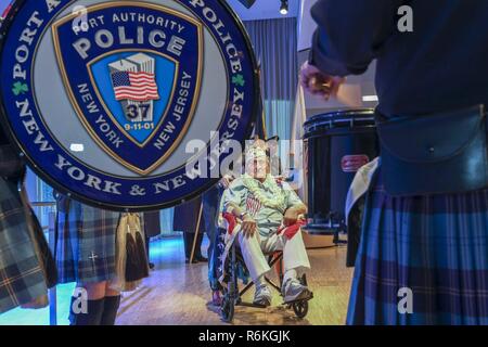NEW YORK (25 maggio 2017) - Giovanni Seelie, l'ultimo noto veterano dell esercito di stanza a Schofield caserme in Hawaii durante l'attacco di Pearl Harbor, ascolta il New York e New Jersey Autorità Portuale tubo e banda di tamburo al 9/11 Memorial e Museo. FWNY, ora è 29 anno, è la città del tempo onorato festa del mare servizi. Si tratta di una opportunità unica per i cittadini di New York e il circostante tri-state area per soddisfare i marinai, Marine e le coste Guardie, come pure testimoniare di prima mano le funzionalità più recenti di oggi i servizi marittimi. Foto Stock