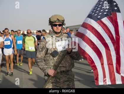 Senior Master Sgt. Ryan Buffington, il 386Expeditionary forze di sicurezza operazioni squadrone sovrintendente, si prepara a condurre le guide del 2017 Settimana di polizia "5k per i caduti," in una località segreta nel sud-ovest Asia, 16 maggio 2017. Buffington correva il 5k indossa il suo giubbotto antiproiettile e casco in onore e ricordo di quelli fs i membri che deve sopportare la bandiera nera condizioni in una blindatura corporea. Foto Stock