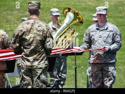 I membri dell'Iowa National Guard per piegare la bandiera come la band suona durante la conduzione di ritiro come la 88Supporto regionale il comando dedica una lapide a Camp Dodge, Iowa il 25 maggio in onore del 88th Divisione di Fanteria di inizio là in 1917. Durante il ritiro di comando, aviatori, soldati e civili sono riconosciuti da magg. Gen. Timothy Orr, Aiutante Generale dell'Iowa Guardia nazionale, per i loro contributi per la protezione e le loro comunità, lo stato e la nazione. Foto Stock