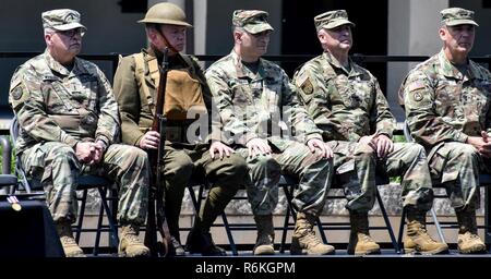 I membri del partito ufficiale guarda come membri dell'Iowa Guardia Nazionale condotta ritiro a Camp Dodge, Iowa il 25 maggio. Il Mag. Gen. Patrick Reinert, 88th RSC comandante generale e il comando Sergente Earl Rocca, 88th comando RSC sergente maggiore, hanno partecipato all'Iowa Guardia Nazionale ritiro comando ospitato da Il Mag. Gen. Timothy Orr, Aiutante Generale dell'Iowa Guardia Nazionale e dedicato la lapide in onore del Blue Devil's 100 anni di servire la nostra nazione. Foto Stock