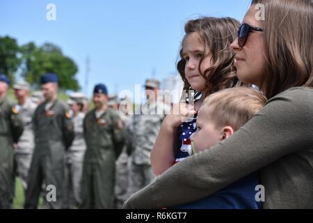 Una famiglia assiste il comando di ritiro e di orologi mentre la 88Supporto regionale il comando dedica una lapide a Camp Dodge, Iowa il 25 maggio in onore del 88th Divisione di Fanteria di inizio là in 1917. Durante il ritiro di comando, aviatori, soldati e civili sono riconosciuti da magg. Gen. Timothy Orr, Aiutante Generale dell'Iowa Guardia nazionale, per i loro contributi per la protezione e le loro comunità, lo stato e la nazione. Foto Stock