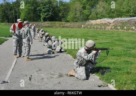 Stati Uniti Esercito Nazionale soldati di guardia da varie unità fire M4 fucili a canna rigata su Camp Smith, Cortlandt N.Y., 19 maggio 2017. I soldati furono testare la loro capacità di sparare con precisione un M4 fucile da tre differenti posizioni per un totale di almeno 23 colpi di 40 tornate disponibili. Foto Stock