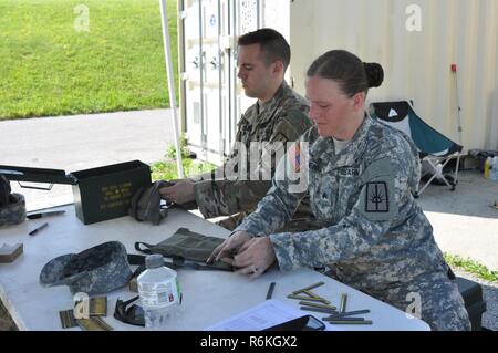 Da sinistra, U.S. Esercito Nazionale soldati di guardia, SPC. Centro di Tyler e Sgt. Jennifer Koenig dalla forza comune sede-N.Y., carico M4 riviste con: 5,56mm di tornate sul Campo Smith, Cortlandt N.Y., 19 maggio 2017. Centro e Koenig aveva costantemente a riempire le riviste con le munizioni per tenere il passo con il flusso di soldato della protezione nazionale provenienti per la gamma di sparare. Foto Stock